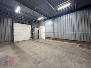 1.255 m² Opslagruimte <strong>te huur.</strong><br />Gelegen in industriezone Cargovil, op amper 2 min. rijafstand (850 m) van de N1 met een vlotte ontsluiting naar de Woluwelaan (R22 - 1 km). De R0 op- en afrit 6 Vilvoorde-Koningslo bereikt men na +/- 5,5 km en biedt een vlotte ontsluiting naar de A12 in Grimbergen en de E40 in Groot-Bijgaarden. De E19 is op slechts 10 min. rijafstand gelegen. <br /><br />De loods (5 T/m²) met een vrije hoogte van 7,5 - 8 m is voorzien van 3 laadkades waaronder 1 zijwaartse en 1 voor bestelwagens. Verder zijn er sprinklers aanwezig.<br /><br />Ruime parkeer- en manoeuvreerruimte op het verharde terrein. <strong>Onmiddellijk beschikbaar!</strong><br /><br />Contacteer <strong>PANORAMA B2B</strong> voor bijkomende inlichtingen, plannen of een vrijblijvend plaatsbezoek <strong>0477 30 40 05.</strong>