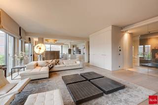 <p>Op een absolute toplocatie aan de Napoleonkaai bevindt zich dit uitzonderlijke appartement, gelegen in een prestigieus gebouw uit 2011. Met zijn royale volumes, hoogwaardige afwerking, meerdere terrassen en spectaculaire zichten op het MAS, het Willemdok en het Verbindingsdok biedt deze eigendom een unieke woonervaring in het hart van het Antwerpse Eilandje.</p>
<p>Bij het betreden van het appartement komt u binnen via een gepantserde veiligheidsdeur in een stijlvolle inkomhal. Via een grote glazen deur bereikt u de indrukwekkende leefruimte, waar licht, ruimte en comfort centraal staan. Dankzij een gevelbreedte van maar liefst 14 meter, plafondhoogtes van circa 3 meter en grote raampartijen geniet u hier van een uitzonderlijke natuurlijke lichtinval en een prachtig zicht op het water.</p>
<p>De leefruimte werd afgewerkt met een kwalitatieve parketvloer, maatwerkkasten, surround muziekinstallatie en een sfeervolle ingebouwde gashaard. Aansluitend bevindt zich hier een eerste terras van ca 8 m² dat tevens ook toegankelijk is vanuit de masterbedroom.</p>
<p>De luxueuze open keuken werd uitgerust met hoogwaardige Miele-toestellen en biedt alles wat de veeleisende hobbykok zich kan wensen. Zo beschikt de keuken over een wijnkoeler, koelkast, diepvriezer, inductiekookplaat, dubbele spoelbak, stoomoven, combi-oven, traditionele oven, warmhoudlade en ingebouwde koffiemachine. Aansluitend bevindt zich een praktische bijkeuken met extra bergruimte. Aansluitend bevindt zich een royaal terras van ca. 13 m², waar u volop kunt genieten van de avondzon en de unieke vergezichten over het MAS, het Verbindingsdok en het Willemdok.</p>
<p>Via de nachthal, voorzien van maatwerkkasten en een gastentoilet, bereikt u het slaapgedeelte. De royale master bedroom van ca. 23<strong> </strong>m² beschikt over een ruime ensuite dressing en een luxueuze badkamer. Deze badkamer is uitgerust met een vrijstaand designbad, een ruime inloopdouche, dubbele lavabo en toilet. Vanuit de badkamer en slaapkamer geniet u bovendien van een uniek zicht op het tweede terras.</p>
<p>Verder beschikt het appartement momenteel over een zeer ruime tweede kamer die vandaag is ingericht als combinatie van bureau en slaapkamer met aansluitende badkamer voorzien van douche, toilet en lavabo. Volgens het oorspronkelijke plan kan deze ruimte eenvoudig opnieuw worden opgesplitst in twee volwaardige slaapkamers. De kamers kijken uit op de rustige binnentuin van het gebouw en beschikken over een dressing.</p>
<p>Ook praktisch comfort werd niet vergeten. Het appartement beschikt over airco, vloerverwarming, plafondhoge blokdeuren, een afzonderlijke wasruimte met ingebouwde kasten en een privatieve kelderberging.</p>
<p>Er is een dubbele garagebox op niveau -3 aan te kopen voor €100.000, een bijzonder waardevolle troef op deze locatie.</p>
<p>Extra troeven:<br />✔ Panoramische zichten op MAS, Willemdok en Verbindingsdok<br />✔ Twee ruime terrassen met optimale oriëntatie<br />✔ Hoogwaardige Miele-keuken met volledig toestellenpakket<br />✔ Parketvloer, vloerverwarming en airconditioning<br />✔ Ingebouwde gashaard en maatwerkkasten<br />✔ Master suite met dressing en luxebadkamer<br />✔ Mogelijkheid tot 3 slaapkamers<br />✔ Dubbele garagebox (€100.000)<br />✔ Privatieve kelderberging</p>
<p>Een uitzonderlijk appartement voor wie op zoek is naar ruimte, luxe, comfort en unieke zichten op één van de meest gegeerde locaties van Antwerpen.</p>
<p>Voor meer informatie of een bezoek ter plaatse kan u contact opnemen met Ellen via 0474/84.54.29 of ellen@reds.be</p>