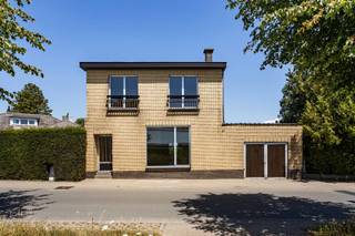 Deze te renoveren woning met een prachtig zicht op achterliggende weilanden is gelegen aan de Affligemdreef te Meldert. De indeling is als volgt:...