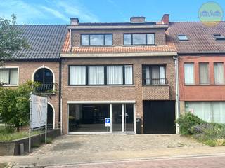 Bent u op zoek naar een unieke combinatie van wonen én werken onder één dak?Dan is deze instapklare eigendom met een handelsruimte van ca. 120 m² en...
