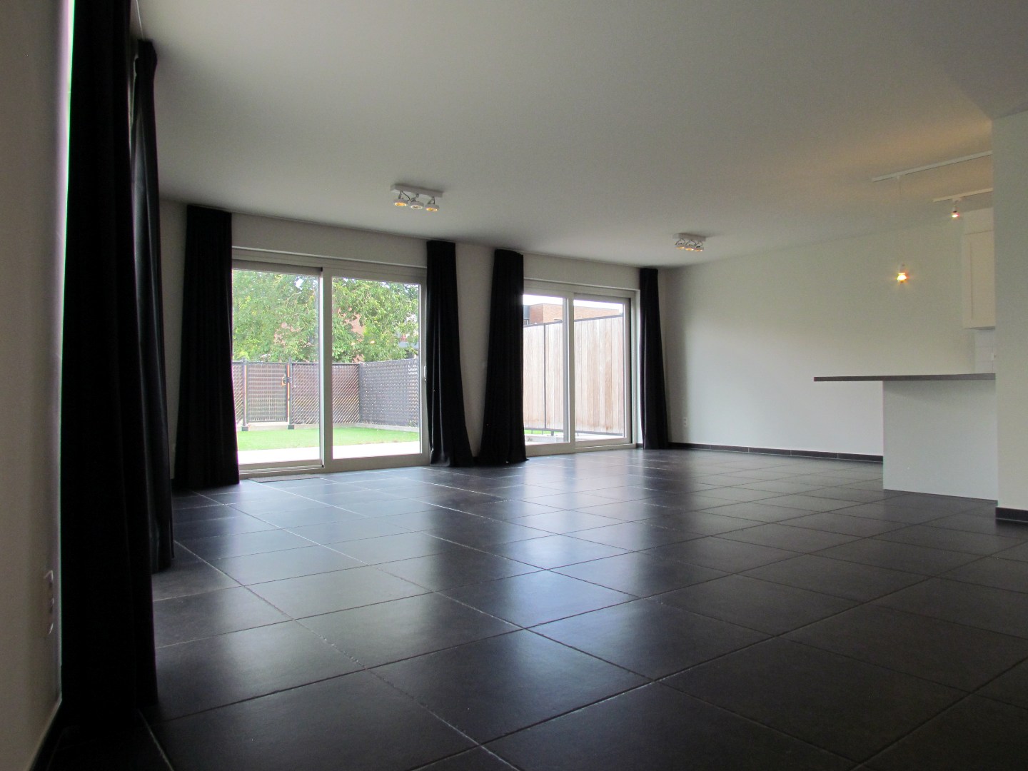 Ruim en lichtrijk gelijkvloers appartement van 133 m² met zuidgericht terras, tuintje en 2 autostaanplaatsen - foto 4
