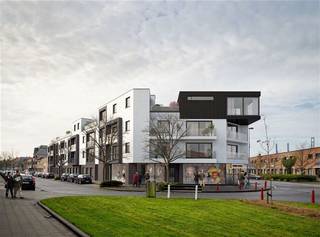 Res. Nivaria<br />Ruim en veelzijdig handelspand van maar liefst 143 m² op een strategische topligging in Zeebrugge!<br />Dit handelspand is gelegen in de commercieel aantrekkelijke Vismijnstraat en geniet dankzij de strategische hoekligging van een uitstekende visibiliteit, brede gevel en constante passage. Een ideale locatie voor wie zijn zaak, kantoor of dienstverlening maximaal in de kijker wil plaatsen.<br />Met een oppervlakte van maar liefst 143 m² biedt het pand volop ruimte en tal van mogelijkheden. De huidige inrichting als kantoor zorgt voor een praktische en professionele indeling, met een ruime en lichtrijke inkom die perfect kan worden ingericht als onthaal, wachtruimte of open werkplek.<br />Daarnaast beschikt het pand over verschillende afzonderlijke ruimtes die dienst kunnen doen als kantoor-, vergader-, opslag- of polyvalente ruimte. Een aparte kitchenette, sanitair en technische ruimte zorgen voor het nodige comfort.<br />Dankzij de flexibele indeling kan het pand bovendien eenvoudig worden aangepast aan de specifieke noden en activiteiten van de nieuwe huurder.<br />Een bijzonder interessante commerciële locatie voor ondernemers die ruimte, zichtbaarheid en flexibiliteit willen combineren.<br />Beschikbaar in onderling overleg met de huidige huurders.<br />Grondplannen zijn beschikbaar op aanvraag.<br />Ref. W550
