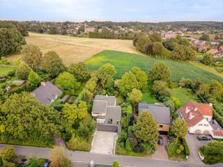 Deze architecturale woning, gelegen op een rustige residentiele toplocatie, biedt u enorm veel troeven.De mooie tuin met het knappe vergezicht op de...