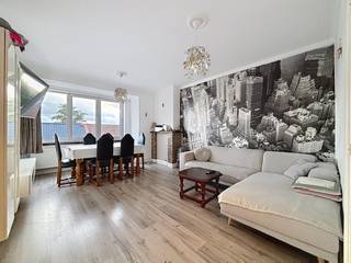 Dit appartement is gelegen in het centrum van Sint-Niklaas.<br />Op de derde verdieping (rechts) van een kleinschalig gebouw en beschikt over volgende indeling:<br /><br />Via de inkomhal kom je in de lichtrijke leefruimte, die aansluit op de aparte keuken.<br />Verder beschikt het appartement over<strong> twee slaapkamers,</strong> een badkamer met inloopdouche en lavabomeubel en een apart toilet.<br />Een extra troef zijn de<strong> twee terrassen</strong>.<br />Daarnaast hoort er bij het appartement een privatieve kelderberging voor extra opbergruimte en een garage voor het veilig parkeren van je wagen.<br />Het gebouw beschikt niet over een lift dus je kan aan jouw conditie werken.<br /><br />PVC ramen met dubbel glas en centrale verwarming op gas.<br />Bron bewoonbare oppervlakte : EPC - certificaat<br />Renovatieverplichting residentiële gebouwen van toepassing. Meer info: https://www.vlaanderen.be/een-huis-of-appartement-kopen/renovatieverplichting-voor-residentiele-gebouwen<br /><br />Een ruim en verzorgd appartement op een gunstige ligging in Sint-Niklaas, vlakbij winkels, openbaar vervoer en belangrijke invalswegen.<br />Tevens interessant als investering.<br />Interesse? Contacteer ons vandaag voor een bezoek.<br /><br />Ben je ook van plan jouw eigendom te verkopen? Maak een afspraak voor een gratis schatting, wij maken er samen een succesverhaal van.<br />
