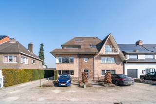 Op de 'Brugsevaart', nabij heel wat winkels en faciliteiten, alsook aan diverse verbindingswegen hebben we dit mooi appartement te huur.Het is...