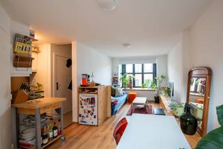 Super gezellig duplex appartement met terras op een schitterende locatie. <br />Dicht bij winkels, openbaar vervoer, stadsfietsen, winkels, bars / restaurants en het Mechelsplein. <br /><br />Beschikbaar vanaf 1 april. <br /><br />Indeling: <br />3de verdieping – zonder lift. Kleine keuken met elektrisch kookvuur en koelkast. <br />Mooie woon en eetruimte op laminaat met veel lichtinval. Aan de achterzijde een leuk terras van 16m² en aan de voorkant een kleine erker met een brede vensterbank – heel gezellig om te lezen! Een recent vernieuwde badkamer met douche, lavabo, toilet en aansluiting voor een wasmachine. Op de bovenverdieping is de ruime slaapkamer – eveneens op laminaat. Ook hier geniet u van een erker met een brede vensterbank. <br /><br />Bijzonderheden:<br />Maandelijkse kosten van € 22 voor water per persoon – elektriciteit via eigen meter. <br />Verlichting gang: 5 euro per maand.<br />Verwarming via energetische warmtepomp die ook airco voorziet. Dubbele beglazing. <br />Extra troef: Appartement zit in een vennootschap dus kan zakelijk gehuurd worden.