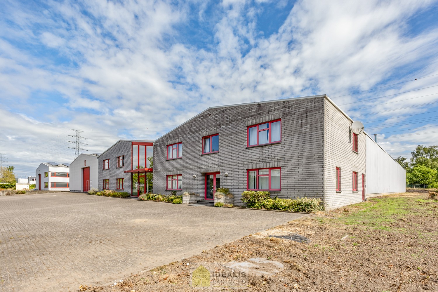 IDEALIS VASTGOED – Industrieel bedrijfsgebouw van maar liefst +-5000m² bruikbare oppervlakte, bestaande uit bedrijfshallen, kantoor- en vergaderruimtes en een appartement met een centrale ligging op industrieterrein Genk Zuid op een perceel van 10.326m² ( - foto 5