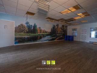 <span><strong>BEDRIJFSPAND MET WOONST OP INDUSTRIETERREIN "JAGERSBORG" TE MAASEIK OP EEN RUIM PERCEEL VAN 36A07CA. <br /><br />TROEVEN:<br /></strong>- Ruim perceel met diverse mogelijkheden. <br />-<strong> </strong>Combinatie wonen en werken mogelijk. <br />- Mogelijkheid om nog verder uit te breiden (mits bekomen nodige vergunningen).<br /><br /><strong><span>A. BEDRIJFSPAND (413m²):<br /></span></strong>-<strong> </strong>Inkom (4,20m x 1,50m = 6,30m²): toegang naar bedrijfspand via aparte inkom, laminaat. <br />- Kantoor 1 (4,20m x 7,35m = 30,87m²): TL-verlichting, airo,tapijt. <br />- Kantoor 2 (8,30m x 9,95m = 82,59m²): ruim kantoor, toegang tot de hal, airco, laminaat. <br />- Keuken (3,00m x 2,00m = 6,00m²):<strong> </strong>bereikbaar via kantoor 2, kitchenette met spoelbak en onderkasten, laminaat.<strong> </strong><br />- Bedrijfshal deel 1 (15,00 x 4,63m = 69,45m²): 1 sectionaal poort.<br />- Bedrijfshal deel 2 (14,37m x 14,79m = 212,53m²): 1 poort, toilet, TL-verlichting, tegelvloer. <br />-<strong> </strong>Toilet (1,20m x 4,20m = 5,04m²): zittoilet, spoelbakje, tegelvloer. <strong><br /><br /><span>B. WOONST:</span><br />GELIJKVLOERS (200m²)<br /></strong>-<strong> </strong>Inkomhal (4,20m x 4,20m = 17,64m²): laminaat. <br />- Woonkamer (4,58m x 14,10m = 64,58m²): veel lichtinval dankzij grote raampartijen, toegang tot terras via schuifraam, parket. </span><br />- Keuken (4,00m x 4,22m = 16,88m²): geïnstalleerd met onder-bovenkasten, lades, gasvuur, dampkap, dubbele spoelbak, schuifraam naar terras, parket. <br />- Toilet (1,81m x 0,90m = 1,63m²): apart toilet, parket. <br />- Berging (3,00 x 4,20m + 2,50 x 4,00m= 22,60m²): laminaat. <br />- Badkamer (5,00m x 4,06m = 20,03m²): ingericht badmeubel met dubbele lavabo, onderkasten, spiegel, kolomkasten, ligbad, zittoilet, parket. <br />- Slaapkamer 1 (5,35 x 4,01m = 21,45m²): parket. <br />- Slaapkamer 2 (5,00 x 4,06m = 20,30m²): parket. <br />- Slaapkamer 3 (3,47 x 3,47 = 12,04m²): parket. <br /><br /><span><strong>EXTERIEUR</strong></span><br /><span>- Ruime tuin achter de woning. <strong><br /></strong>- Veel parkeerruimte voor het bedrijfspand. <br /><br /><strong>EXTRA INFORMATIE <br /></strong>Dit pand kan onderhevig zijn aan de renovatieverplichting die door de Vlaamse overheid wordt opgelegd voor residentiële gebouwen. Alle informatie kunt u terugvinden via https://www.vlaanderen.be/een-woning-kopen/renovatieverplichting-voor-residentiele-gebouwen-vanaf-2023.<br /><br />Bekijkt u deze advertentie via een aanverwante vastgoedsite, surf dan zeker naar onze website <strong>www.N78vastgoed.be</strong> voor een uitgebreide beschrijving en foto's. <strong>Meer info: +32 (0)89 86 18 88 of info@N78vastgoed.be.</strong></span>