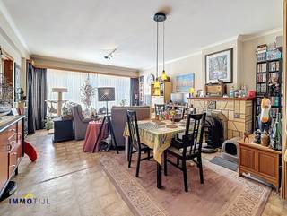 <p>Dit appartement bevindt zich op de 2de verdieping van een verzorgd gebouw met lift en biedt een praktische indeling: een <strong>inkomhal met apart gastentoilet</strong>, een <strong>ruime woonkamer</strong>, <strong>keuken</strong>, <strong>2 volwaardige slaapkamers</strong> en een <strong>badkamer</strong> (douche in bad en lavabo). Extra troeven zijn het <strong>balkon </strong>aan de voorzijde en het<strong> aangename terras</strong> (met berging) aan de achterzijde.<br /><br />Dit<strong> appartement</strong> is voorzien van <strong>dubbele beglazing</strong> en beschikt over een <strong>gunstig EPC en</strong> <strong>centrale verwarming op aardgas.<br /><br /></strong>Er is tevens een <strong>private kelderberging</strong> aanwezig. Gelegen in hartje Aalst op wandelafstand van het centrum, scholen en winkels biedt dit appartement bovendien een vlotte verbinding met de E40 richting Gent en Brussel. <br /><br />Voor meer info of een bezoek, contacteer June via june@immotijl.be of bel 0486 17 07 61.</p>