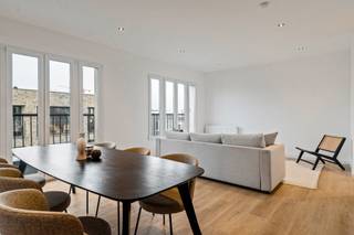 <p>Op een toplocatie middenin het kloppende hart van ’t stad – strategisch gelegen tussen Zurenborg en het bruisende centrum vind je dit spiksplinternieuw appartement terug dewelke tot in de puntjes werd afgewerkt met een oog voor stijl, detail én duurzaamheid. Zo maakte men gebruik van kwaliteitsvolle materialen met een trendy uitstraling, dit komt volledig tot zijn recht in de lichtrijke leefruimte met aangrenzend de open keuken. Men straalt hier pure luxe uit dankzij hoogwaardige toestellen, een donkere houtkleurige bekleding en een marmeren-look werkblad<br />- dit is een plek waar design en comfort perfect hand in hand gaat! Verder beschikt dit appartement over maar liefst 2 slaapkamers (13 m² &amp; 8 m²) en uiteraard een badkamer die werd uitgerust met een inloopdouche, dubbele lavabo in meubel én een praktische handdoekradiator – dit alles in een stijlvol jasje met verfijnde zwarte accenten. Als kers op de taart heb je hier toegang tot een terras van 10 m² waar je volledig tot rust kan komen in het hele stadsgebeuren.</p>
<p><strong>Verkoop onder BTW: 21 %.</strong></p>
<p><strong>Technische gegevens: </strong>Berging met aansluitingen voor was- en droogmachine + kelderberging aanwezig! EPB-dossier in opmaak.</p>
<p><strong>Stedenbouwkundige inlichtingen en bodemattest aanwezig. Bevindt zich niet in een risicozone voor overstromingen (P- en G-score D). Renovatieverplichting &amp; asbestattest niet van toepassing.</strong></p>