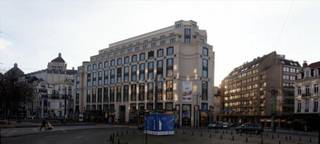 Dit gebouw bevindt zich aan de Avenue Louise. Het is gelegen op een toplocatie met uitstekende visibiliteit. De Louisa wijk is het economisch centrum van Brussel, waar de meest luxueuze shops samenpakken. Het is een multi-tenant kantoorgebouw, waar verschillende faciliteiten zich aanbieden. De kantoren zijn recent gerenoveerd. Het is gelegen in het centrum van een mobiliteitsnetwerk: tram 92, 94 en 97, het metrostation Louisa, een Villo! station (huurfietsen) en ruime ondergrondse parkings.<br />Oppervlakte tussen 862 en 1.788 m².<br />Parkingsplaatsen beschikbaar: 2.250 €/plaats/jaar.