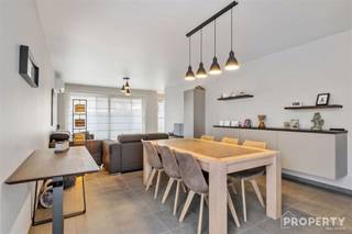 Halfopen instapklare woning in rustige buurt!Indeling:Via de inkomhal met gastentoilet komt u in de ruime, lichtrijke living met open,...