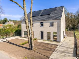 <p>Rust, ruimte en natuur - jouw nieuw droomwoning in Zoersel.<br /><br />Bent u op zoek naar een rustig gelegen nieuwbouwwoning, midden in het groen?<br />Dan is deze kwalitatieve en energiezuinige woning, gelegen op een perceel van 400 m², precies wat u zoekt. In de Emiel Vermeulenstraat in het prachtige Zoersel vindt u hier de perfecte harmonie tussen modern wooncomfort en een natuurlijke, groene omgeving.</p>
<p>Deze stijlvolle halfopen bebouwing is een buitenkans die u niet mag missen! Het betreft de rechterwoning; de linkerhelft is inmiddels reeds verkocht.</p>
<p>Bij het binnenkomen ervaart u meteen een oase van rust, omringd door weelderig groen. Naast een adembenemend uitzicht op het bos, biedt deze woning een doordacht en ruimtelijk interieur. Met vier ruime slaapkamers en twee volwaardige badkamers is er meer dan voldoende ruimte voor het hele gezin om te genieten van comfort en privacy.</p>
<p>De woning is afgewerkt met hoogwaardige materialen en straalt in elk detail stijl en klasse uit. Van de moderne keuken tot de luxueuze badkamers – elk element werd met zorg gekozen om een warme en uitnodigende sfeer te creëren.</p>
<p>Aansluitend aan de keuken bevindt zich een praktische berging met aansluiting voor een wasmachine en droogkast – ideaal voor het gezinsleven.</p>
<p>Buiten kunt u genieten van een ruim terras en een tuin met een prachtig uitzicht op het omliggende bos – de perfecte plek om tot rust te komen in alle privacy.<br /><br />Naast de woning zijn tevens parkeerplaatsen voorzien voor uw auto's.</p>
<p>Er werd niet enkel aandacht besteed aan het design, maar ook aan energie-efficiëntie. Met een uitzonderlijk lage EPC-score van slechts 7 kWh/m² bent u verzekerd van een duurzame, milieuvriendelijke levensstijl, én lage energiekosten.</p>
<br />Bijzonderheden:<br />- opsplitsing grond 240.000 € (12% registratierechten) - constructie 329.000 € (21% B.T.W.)<br />- 7 zonnepanelen (2.600 KW/uur).<br />- EPC A (7 kWh/m²)<br />- Vloerverwarming met warmtepomp<br />- Buitenparkeerplaatsen<br /><br /><span>Wacht niet langer en maak van deze halfopen nieuwbouwwoning jouw thuis!</span><br /><br />Voor meer informatie of bezichtiging van deze mooie woning neem gerust contact met Sigalit via sigalit@reds.be of op 0475668474