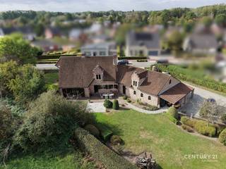 <p>Deze karaktervolle villa bevindt zich op een groen domein van ruim één hectare. De architecturale gevel en houten luiken geven de woning een uitgesproken landelijke uitstraling.</p><p>Binnen omvat de woning een grote leefruimte, uitgeruste keuken, bureau, badkamer, bergruimte en een kelder die onder de hele woning doorloopt. Op de eerste verdieping bevinden zich drie slaapkamers, een badkamer, wasplaats en een zolder die nog zelf af te werken is.</p><p>De aangelegde tuin geeft zicht op de aansluitende open weide met omliggende natuur. De eigendom beschikt daarnaast over drie garageplaatsen en parkeergelegenheid voor verschillende wagens.</p><p>Ideaal voor wie landelijk wil wonen, veel (opberg)ruimte zoekt en tegelijk vlot bereikbaar wil blijven.</p><p>Met een EPC-score van 293 kWh/m² per jaar behaalt de woning label C.</p><p>Wil je deze landelijke villa zelf ontdekken? Contacteer ons via 016 90 10 21 of info@future-home.be.</p><p>Woongebied, Vergunning, Verkavelingsvergunning, Geen dagvaarding, Voorkooprecht</p>