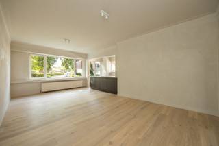<p>Gelegen op een rustige en residentiële locatie aan de Burletlaan 169, pal tegenover Fort 5, ontdek je dit gerenoveerde appartement van ca. 83 m². Hier woon je in alle sereniteit, omringd door groen, met de stad toch binnen handbereik.</p><p>Dit kleinschalige gebouw (slechts 3 units) werd volledig vernieuwd in een pure wabi sabi stijl: een verfijnde esthetiek waarin rust, eenvoud en natuurlijke materialen centraal staan. Het resultaat? Een tijdloos interieur dat warmte en luxe uitstraalt, zonder overdaad.</p><p>• 2 slaapkamers, waarvan één met ingemaakte kasten <br />• Net gerenoveerd<br />• Aangenaam tuintje<br />• Mogelijkheid aankoop garagebox</p><p>Bij binnenkomst word je verwelkomd via een elegante boog die leidt naar de open leefruimte. De indrukwekkende gevelbreedte van 7 meter en de grote raampartijen zorgen voor een overvloed aan natuurlijk licht en een heerlijk ruimtelijk gevoel. De leefruimte vloeit naadloos over in de open keuken met eiland, strak vormgegeven en afgewerkt met hoogwaardige materialen in zachte, harmonieuze tinten.</p><p>Aan de rustige achterzijde delen de 2 slaapkamers een badkamer met douche, wastafel en handdoekdroger. Verder nog gastentoilet en wasberging.</p><p>De combinatie van warme parketvloeren, maatwerk houtaccenten en subtiele schildertechnieken creëert een rustgevende en luxueuze woonbeleving die je zelden tegenkomt.</p><p>Extra troef: mogelijkheid tot aankoop van een garagebox.</p><p>Kom het zelf ervaren en laat je verrassen. Plan je bezoek via Sinjoor Makelaars of bel 03 283 05 00.</p>
