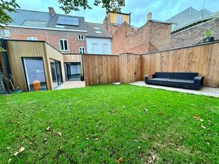 GERENOVEERDE WONING MET 4 SLPKS, 2 BADKAMERS, TUIN EN HUURGARAGE<br /><br />Deze woning is gelegen op 20m van de Vestingen en werd in 2025 grondig energetisch gerenoveerd wat resulteert in een EPC 100 met A-label 56. Er zijn 6 zonnepanelen aanwezig en de elektriciteit is goedgekeurd. Aan de achterkant van de woning is er een huurgarage die kan overgenomen worden door de nieuwe eigenaar (100€/maand).<br /><br />U kan zich via deze link http://bit.ly/4o66Hze inschrijven voor de kijkdag van zaterdag 25 oktober van 10h00 tot12h00.<br />Bekijk zeker ook de vastgoedvideo via deze link https://youtube.com/embed/O-__P6-7Ffk<br /><br />Indeling:<br /><br />Glv: inkomhal (9,30m²) - bureau/fietsenberging (7,00m²) - berging/wasruimte (10,30m²) - toilet met handwasbakje (1,25m²) - ruime leefruimte (38,50m²) - open ingerichte keuken met inductie-kookplaat, vaatwasser, frigo en heteluchtoven (9,65m²) - berging onder de trap (1,00m²) - terras (13,65m²) - gezellige tuin <br /><br />Verdieping 1: nachthal (4,80m²) - badkamer met inloopdouche, dubbel wasmeubel, handdoekradiator en toilet (6,40m²) - 2 slaapkamers (16m² - 14,60m²)<br /><br />Verdieping 2: nachthal (6m²) - badkamer met vrijstaand bad, enkel wasmeubel en toilet (6,70m²) - slaapkamer 3 en 4 (13,30m² - 12,10m²)<br /><br />Verdieping 3: geIsoleerde zolder bereikbaar via valtrap (25m²)<br /><br />Extra: ventilatiesysteem aanwezig - vloerverwarming beneden en radiatoren boven - vloer, muur en dakisolatie