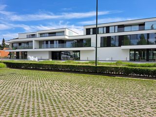 Nieuwbouw commercieel gelijkvloers te koop gelegen op Don Bosco in Torhout.De eigendom is gelegen tegenover het Don Boscoplein, Basisschool...