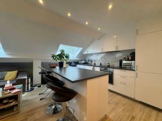 <p>Dit gezellige appartement ligt op de 4e verdieping van een gebouw op een ideale locatie aan de Avenue de la Basilique in Sint-Agatha-Berchem en zal u bekoren door zijn lichte inrichting, ruime indeling en bijzondere charme.</p>
<p>De woning bestaat uit een ruime woonkamer, een ingerichte keuken, 2 slaapkamers en een mezzanine die naar behoefte kan dienen als kantoorruimte, leeshoek of extra slaapkamer.</p>
<p>Het appartement ligt op een gunstige locatie, vlak bij het openbaar vervoer, winkels, scholen en de belangrijkste verkeersaders. Beschikbaar vanaf 1 juli 2026.</p>
<p>Kosten: forfaitair bedrag van 50 €</p>