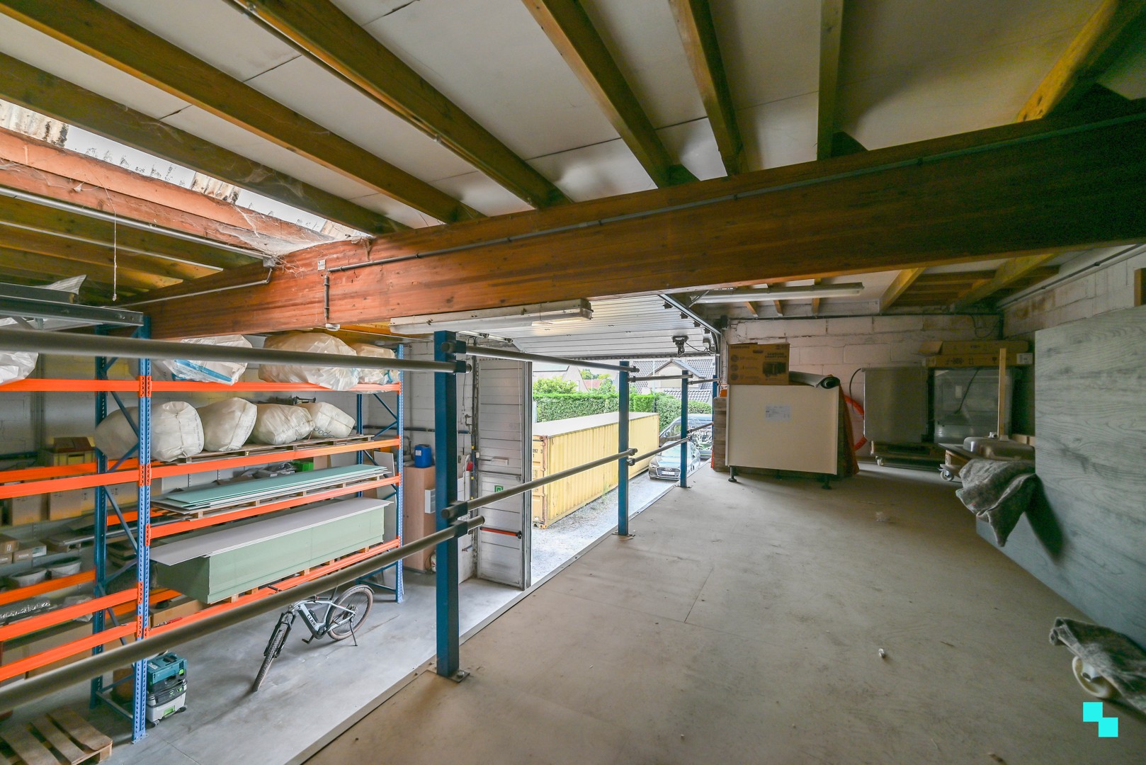 Gunstig gelegen werkplaats / magazijn met bureel en diverse parkeergelegenheid - foto 4