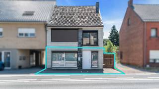 <p>Centraal gelegen in Heusden vinden we dit bijzonder ruime appartement met een bewoonbare oppervlakte van maar liefst 150 m². Dankzij de ruime en praktische indeling, drie volwaardige slaapkamers, veranda en de bijkomende buitenruimte biedt dit appartement heel wat mogelijkheden voor wie op zoek is naar ruimte en comfort op een centrale locatie.</p>
<p>Het appartement beschikt over een ruime leefruimte en een volledig vernieuwde, moderne open keuken en badkamer. Verder zijn er 3 volwaardige slaapkamers aanwezig. Deze kunnen nog een opfrisbeurt gebruiken, waardoor u met een likje verf eenvoudig uw eigen stijl en sfeer aan het appartement kunt geven.</p>
<p>Aan de achterzijde beschikt het appartement over het exclusieve gebruiksrecht van het achterliggende perceel grond. Dit biedt interessante mogelijkheden om hier een gezellige tuin, terras of andere buitenruimte in te richten met toegang tot de veranda aan de zijkant van het gebouw. Hierbij dient wel rekening gehouden te worden met het bestaande recht van doorgang ten voordele van de buurman, zodat deze toegang behoudt tot zijn garage.</p>
<p>De verwarming gebeurt momenteel op stookolie en de aanwezige stookolietank is conform. Daarnaast is er reeds een gasaansluiting voorzien, waardoor ook op vlak van verwarming verschillende mogelijkheden bestaan.</p>
<p>Het appartement beschikt momenteel over een EPC-label F en valt bijgevolg onder de renovatieverplichting. Sinds de laatste EPC-controle werden de ramen en deuren reeds gerenoveerd, waardoor er ondertussen al belangrijke energetische verbeteringen werden uitgevoerd. Deze werken zijn nog niet opgenomen in het huidige EPC-attest. Volgens de beschikbare inschatting zou de plaatsing van een warmtepomp een belangrijke bijkomende stap zijn om aan de geldende renovatieverplichting te voldoen.</p>
<p>Ook de ligging is een grote troef. Dankzij de centrale ligging in Heusden bevinden winkels, horeca, openbaar vervoer en andere dagelijkse voorzieningen zich op korte afstand. Ook de omliggende gemeenten en belangrijke verbindingswegen zijn vlot bereikbaar.</p>
<p>Een interessant appartement voor wie op zoek is naar veel woonruimte, drie slaapkamers en de mogelijkheid om een eigen buitenruimte te creëren, waarbij de belangrijkste binnenruimtes reeds volledig vernieuwd zijn en de overige ruimtes vooral nog naar eigen smaak kunnen worden opgefrist.</p>
<p>Locatie: <span>Guido Gezellelaan 131/1 3550 </span>Heusden</p>
<p>Interesse of een bezoek plannen? Contacteer <strong>Lieselotte</strong> via <span><strong>0493 56 87 30</strong></span>.</p>
<p><strong>We Invest Demervallei</strong><br /><em>Vastgoed Anders Bekeken</em></p>