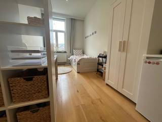 <span><strong>**ACADEMIEJAAR 2026-2027 - KAMER EIGEN SANITAIR**</strong></span><br /><br />In de Justus Lipsiusstraat 50 kan je deze kamer met eigen sanitair terug vinden. De kamer bevindt zich op de tweede verdieping, wordt bemeubeld aangeboden en beschikt over een lavabo in de kamer en een eigen badkamer buiten de badkamer.<br /><br />Het gebouw beschikt over een gemeenschappelijke keuken en een terras met tuin waar alle studenten samen kunnen komen om te ontspannen. De locatie is een uiterste troef, zo ben je op wandelafstand van Leuven station, de Bondgenotenlaan en allerlei campussen, ...<br /><br /><span><strong>Interesse of een bezoek ter plaatse? Contacteer ons via 016 229 228 of via verhuur@connect-immo.be </strong></span><br /><br />Beschikbaar vanaf 15 september 2026!<br />Huurprijs: €645 +<strong> €1.560 vaste kosten op jaarbasis + afrekening nutsvoorzieningen</strong>