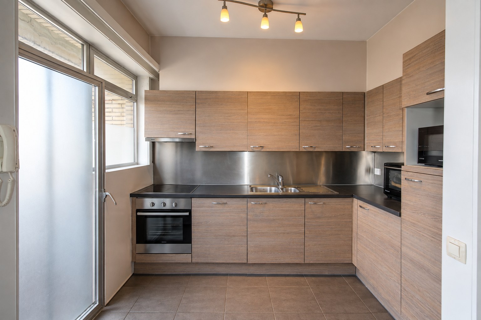 Te koop: Lichtrijk en instapklaar 2-slaapkamerappartement met terras en EPC-label C op gunstige ligging in Sint-Niklaas! - foto 5