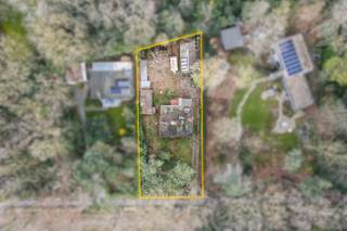 Gelegen in een uitzonderlijk rustige en groene omgeving bevindt zich deze alleenstaande bungalow op een mooi perceel van 1.092 m². De woning is verscholen in een bosrijke setting en ligt in een rustige dreef, wat zorgt voor absolute privacy, stilte en een unieke woonbeleving midden in de natuur.<br /><br />Deze bungalow, gebouwd in 1964, biedt tal van mogelijkheden voor wie op zoek is naar een renovatieproject of een prachtig gelegen bouwgrond. De ligging in natuurgebied garandeert blijvend groen rondom u, een zeldzame troef voor wie rust en ruimte hoog in het vaandel draagt.<br /><br />Kortom, een eigendom met enorm potentieel op een unieke locatie. Ideaal voor wie wil renoveren naar eigen smaak of zijn droomwoning wil realiseren op een uitzonderlijk rustig perceel midden in het groen.