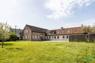 <p>Voor een bezoek bel Saimen: 0470 79 24 20 of mail: saimen@cornelis-goeman.be<br />Deze karaktervolle hoeve, gelegen in de Winkelstraat, bevindt zich op een royaal perceel van bijna 2.458 m² en biedt tal van mogelijkheden voor wie op zoek is naar ruimte, rust en authenticiteit.</p>
<p>Bij het betreden van de woning kom je in een inkomhal die toegang geeft tot de gezellige woonkamer/zithoek. De keuken vormt het hart van de woning en biedt directe toegang tot het wintersalon, dat nog verder te renoveren is en tal van mogelijkheden biedt.</p>
<p>Op het gelijkvloers bevinden zich verder een badkamer en een comfortabele slaapkamer, wat de woning ook geschikt maakt voor gelijkvloers wonen.</p>
<p>De eerste verdieping beschikt over een ruime nachthal, drie volwaardige slaapkamers, een dressing en een tweede, ruime badkamer.</p>
<p>De grote tuin rondom de woning biedt een oase van rust en privacy, met voldoende ruimte voor tuinliefhebbers, dieren of eventuele uitbreidingsmogelijkheden.</p>
<p><strong>Troeven:</strong></p>
<ul>
<li>Perceel van ± 2.500 m²</li>
<li>4 slaapkamers + dressing</li>
<li>2 badkamers</li>
<li>46 Zonnepanelen</li>
<li>Sauna</li>
<li>Alarm voorzien</li>
<li>Rustige ligging met vlotte bereikbaarheid</li>
<li>2 regenputten van 10.000L</li>
</ul>
<p>Deze hoeve is ideaal voor wie op zoek is naar een woning met karakter en mogelijkheden op een toplocatie.<br />Tevens kan deze grond verkaveld worden (links van de hoeve), hier kunnen na overleg met de gemeente volgens het plan 3 bouwloten voorzien worden, losstaand van de hoeve.<br /><br /><span>Voor een bezoek bel Saimen: 0470 79 24 20 of mail naar saimen@cornelis-goeman.be</span></p>