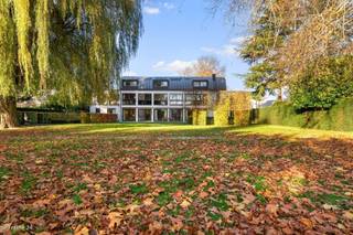 WILRIJK - Elsdonk: Volledig gerenoveerde luxe villa met 6 slaapkamer en prachtige aangelegde tuin op 2.531m². EPC B-attest.BESCHRIJVING:Deze...