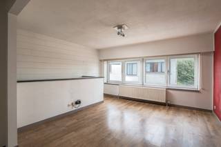 Dit ruim, instapklaar duplex-appartement is gelegen midden in het centrum van het levendige polderdorp Stabroek. Winkels, scholen, openbaar vervoer en gezellige horeca vindt u letterlijk om de hoek. Grote troef aan dit appartement is het grote dakterras, waar u in alle rust en privacy de ganse dag van het zonnetje en de buitenlucht kan profiteren. Bovendien werd het terras in 2025 keurig vernieuwd. U komt het appartement binnen via een aparte inkom, die louter door deze unit gebruikt wordt. De trap leidt u naar de eerste verdieping, waar u boven komt in deze gezellige, lichte en ruime woonkamer. Verder vindt u op de eerste verdieping een gerieflijke, volledig ingerichte leefkeuken met groot schuifraam naar het terras, een hal en apart gastentoilet. Vanuit de woonkamer brengt een tweede trap u naar de bovenste verdieping. Hier treft u de nachthal, een ruime master-bedroom, gigantische badkamer met bad, tweede toilet en dubbele wastafel en een volwaardige kinderkamer. Onder het puntdak beschikt u nog over een praktische bergzolder, die toegankelijk is via een luik met schuiftrap. Het appartement beschikt niet over een garage, maar u kan de wagen gratis parkeren in de tegenovergelegen straat of op het nabijgelegen Picoloplein. Er zijn geen gem. kosten!