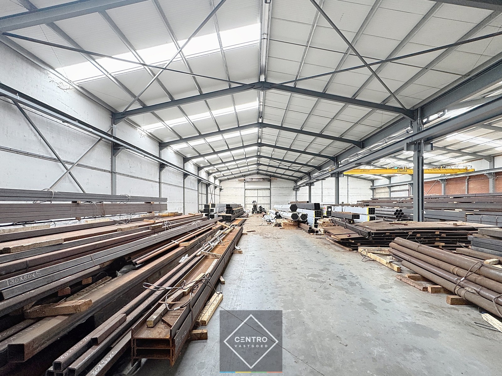 Instapklare MAGAZIJNEN (1.500m²), voorzien van 2 ROLBRUGGEN (5 ton) en geïntegreerde KANTOORRUIMTE met sanitaire voorzieningen. Op ambachtelijke zone te Wingene! - foto 4