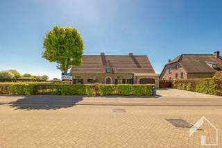 Zeer ruim landhuis in een rustige en groene omgeving, in de wijk Millegem. Op de gelijkvloerse verdieping vinden we een mooie inkomhal met trapzaal...