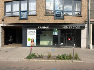 <p>Op de drukke Kortrijkstraat in het centrum van Deinze bevindt zich dit goed gelegen handelspand. <br />Dankzij de sterke passage en visibiliteit is dit de ideale locatie voor wie een zaak wil uitbaten met maximale zichtbaarheid.</p><p>De winkelruimte van 96m² biedt voldoende plaats om uw producten overzichtelijk te presenteren. <br />Achter de kassaruimte bevindt zich een ruime opslagzone van ca.14m², ideaal voor voorraad en logistieke doeleinden. <br />Het pand is praktisch ingericht met twee paskamers en een toilet, wat zorgt voor extra comfort.</p><p>Bovendien beschikt het over private parkeerplaats, zodat u altijd kunnen vlot kan parkeren. <br />Een commerciële toplocatie voor ondernemers die op zoek zijn naar zichtbaarheid, bereikbaarheid en ruimte in het hart van Deinze.</p><p>Syndic € 75</p>
