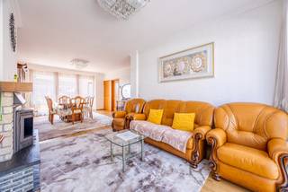 Ontdek dit centraal gelegen appartement (104 m²). Van hieruit zijn alle winkels en faciliteiten te voet bereikbaar. Er is een afzonderlijke inkomhal met gastentoilet. De grote leefruimte geniet van veel natuurlijk daglicht. Aansluitend vinden we de ingerichte keuken. Leuke extra is het terras aan de voor- én achterzijde. <br />Verder zijn er drie ruime slaapkamers en een badkamer met bad/douche combinatie. Handig is ook de bijhorende kelderberging. Een garage achteraan het gebouw kan worden bijgekocht . Plan snel uw bezoek! Topper!