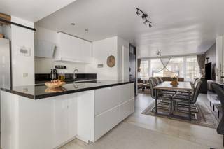 <p><span><span>Ontdek deze instapklare parel in het hart van Deurne-Zuid, een volledig gerenoveerde bel-étagewoning waar comfort, stijl en lichtinval centraal staan. Hier hoef je enkel nog je meubels binnen te zetten en het genieten kan meteen beginnen! Deze woning combineert een smaakvol interieur, functionele indeling en een uiterst aangename ligging. Ideaal voor wie een zorgeloze start zoekt in een moderene, energiezuinige woning.</span></span></p><p><span><span> </span></span></p><p><span><span><u>Indeling</u>:</span></span></p><p><span><span><u>Gelijkvloers</u>:</span></span></p><p><span><span>Ruime garage met plaats voor wagen, fietsen en extra opberguimte</span></span></p><p><span><span>Gezellige stadskoer, ideaal voor een aperitief in de zon of een groene stadsoase</span></span></p><p><span><span> </span></span></p><p><span><span><u>Eerste verdieping</u>:</span></span></p><p><span><span>Een prachtige, open leefruimte met woonkamer, eetkamer en keuken in één doorlopende ruimte</span></span></p><p><span><span>Moderne witte keuken met tijdloos design en alle comfort om heerlijk te koken (nieuw van 2018)</span></span></p><p><span><span>Grote ramen aan voor- en achterkant zorgen voor overvloedig natuurlijk licht</span></span></p><p><span><span> </span></span></p><p><span><span><u>Tweede verdieping</u>:</span></span></p><p><span><span>Drie volwaardige slaapkamers</span></span></p><p><span><span>Badkamer met douche</span></span></p><p><span><span> </span></span></p><p><span><span><u>Bijzonderheden:</u></span></span></p><p><span><span>EPC Energielabel A - 98 kwh/(m² jaaar)</span></span></p><p><span><span>Geen renovatieplicht!</span></span></p><p><span><span>Er zijn 13 zonnepanelen aanwezig zonder batterij</span></span></p><p><span><span>De elektriciteit is conform</span></span></p><p><span><span>Er is overal dubbele beglazing met PVC kader (nieuw van 2013)</span></span></p><p><span><span>Het plat dak werd geïsoleerd in 2020</span></span></p><p><span><span>Aparte wasruimte voor wasmachine en droogkast</span></span></p><p><span><span>P-score: A</span></span></p><p><span><span>G-score: A</span></span></p>