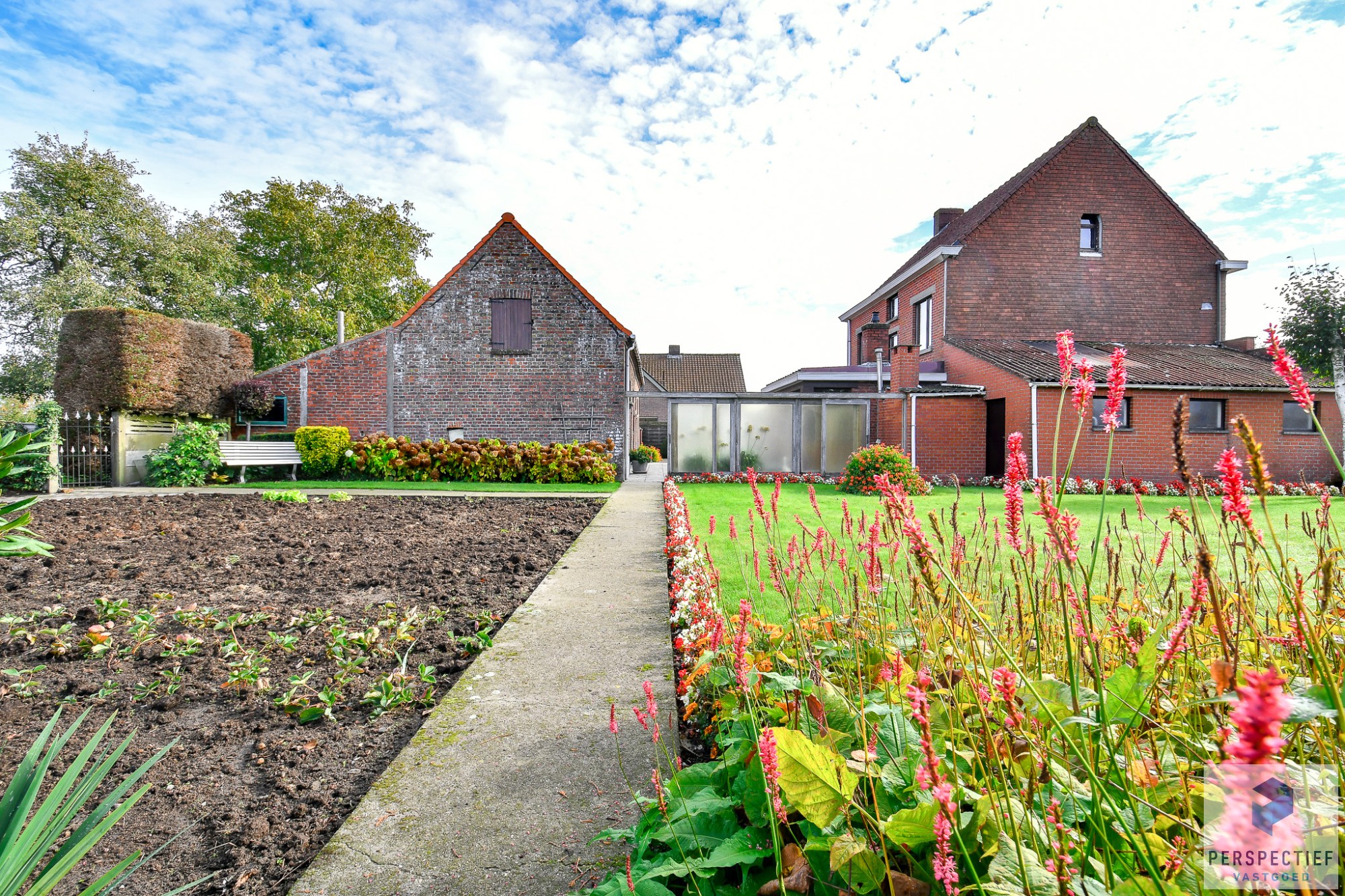 LANDELIJK GELEGEN WONING met SCHUUR - BOOMGAARD - TUIN & MOESTUIN op 2138 m² - foto 2