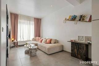 Indeling:Gelijkvloers: inkomhal, ruime leefruimte met open keuken, eetruimte, berging of bureau ruimte, wasruimte & koerEerste verdiep: badkamer...