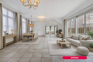 Lichtrijk gelijkvloers appartement met een uitzonderlijke uitstraling gelegen op een toplocatie aan het Wijngaardplein, midden in het historische centrum van Brugge.Hier geniet u van een unieke combinatie van rust, authenticiteit en een prachtig uitzicht op enkele van de mooiste Brugse parels.Via de inkomhal, voorzien van een gastentoilet, betreedt u de ruime woon- en eetkamer. Grote raampartijen zorgen hier voor een overvloed aan natuurlijk licht en creëren een aangename, open sfeer. Aansluitend bevindt zich de volledig uitgeruste keuken.Zowel de leefruimte als de keuken geven uit op het zonnige terras met zicht op de Brugse reien, waar de charme van de stad elke dag opnieuw tot leven komt.Het appartement beschikt over twee volwaardige slaapkamers, waarbij een praktische badkamer zich centraal tussen de slaapkamers bevindt, bereikbaar via de nachtal. Dit appartement biedt niet alleen comfortabel wonen, maar vormt ook een uitzonderlijke opportuniteit voor wie wil genieten van de unieke Brugse sfeer, met een uitzicht dat blijft inspireren.Indeling (146m²):- Inkomhal- Toilet- Woonkamer - Keuken- Badkamer- Slaapkamer 1 - Slaapkamer 2- Terras (65m²)Opmerking: De bijgevoegde AI-visualisaties dienen louter ter inspiratie. Ze houden geen rekening met technische limieten, stedenbouwkundige voorschriften of de feitelijke realisatiemogelijkheden.