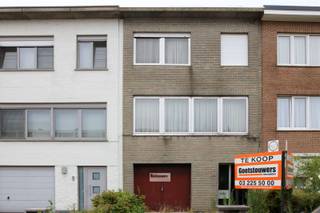 Gezinswoning, type bel-etage, gelegen in een rustige woonwijk nabij winkels , scholen, winkels en openbaar vervoer. Vlotte verbinding naar de A12...