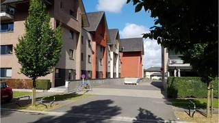 Dit modern gelijkvloers 2-slaapkamerappartement met ruim TERRAS en AUTOSTANDPLAATS is zeer rustig gelegen in een groene omgeving op een boogscheut...