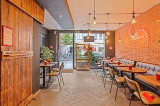 <p>Handelszaak verhuurd als horecazaak.<br />Gelegen aan het begin van de Tiensestraat (naast het Herbert Hooverplein) op een zeer strategische ligging.<br /><br />Dit goed verhuurd handelspand biedt een uitzonderlijke investeringsmogelijkheid op een toplocatie. Dankzij de huurovereenkomst geniet u van stabiele inkomsten en een solide rendement.<br /><br />Het pand is gelegen in een levendige buurt met uitstekende zichtbaarheid en een grote toestroom van klanten, wat bijdraagt aan de aantrekkingskracht voor huurders. Bovendien is er een goede bereikbaarheid via het openbaar vervoer en voldoende parkeermogelijkheden in de omgeving.<br /><br />Kenmerken:<br />Huurovereenkomst: Betrouwbare huurder.<br />Ligging: In een druk bezochte commerciële straat.<br />Toekomstperspectief: Geschikt voor diverse commerciële doeleinden en een blijvende waardestijging.<br /><br />Waarom investeren?<br />De combinatie van een sterke locatie, betrouwbare huuropbrengst en het potentieel voor waardestijging maakt dit pand tot een must-see voor investeerders.</p>
<p>Interesse? Aarzel niet en contacteer ons op +32 489 88 55 13 of via info@bvm-vastgoed.be</p>
<p></p>