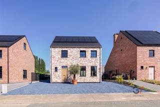 <p>Op zoek naar een stijlvolle, energiezuinige nieuwbouwwoning mét financieel voordeel? Deze open bebouwing wordt verkocht <strong>onder registratierechten</strong> in plaats van btw, wat je een aanzienlijke besparing oplevert!</p><p>De lichtrijke leefruimte met grote raampartijen sluit naadloos aan op de moderne open keuken en de praktische berging. Op de eerste verdieping bevinden zich twee ruime slaapkamers, een stijlvolle badkamer en een apart toilet. De tweede verdieping biedt een volwaardige derde slaapkamer, aangevuld met een aparte zolderruimte die ideaal is als extra berging.</p><p>De laatste puntjes worden momenteel op de i gezet, uiteraard volledig inbegrepen in de prijs. De tuin wordt aangelegd, de voortuin afgewerkt met blauwe kiezels en de radiatoren boven geplaatst. Je koopt dus een woning die straks 100% instapklaar is!</p><p>Een unieke kans voor wie zorgeloos wil wonen. Neem vandaag nog contact op met Kim van Gilles Vastgoed via +32 468 48 61 27 of kim@gillesvastgoed.be.</p>