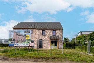 In het pittoreske dorpje Anzegem staat een prachtige woning te koop. Deze woning in hedendaagse pastoriestijl biedt alle moderne gemakken en comfort waar een gezin naar op zoek is. <br /><br />De woning is gelegen in een rustige en groene omgeving, ideaal voor wie op zoek is naar een vredige plek om thuis te komen. Met een ruime tuin en een terras is er voldoende ruimte om te genieten van de buitenlucht en het mooie weer. <br /><br />Binnenin de woning vind je een lichte en ruime leefruimte met een open keuken met aansluitende berging/wasplaats. De grote ramen zorgen voor veel natuurlijk licht en geven een gevoel van ruimte. De keuken is voorzien van alle moderne apparatuur en biedt voldoende ruimte om lekker te koken en te genieten met het gezin.<br /><br />Verder beschikt de woning over drie slaapkamers en een moderne badkamer. De slaapkamers zijn ruim en bieden voldoende opbergruimte. De badkamer is voorzien van een ligbad en/of douche en een dubbele wastafel. <br /><br />De woning is goed geïsoleerd en voorzien van duurzame materialen, wat zorgt voor een laag energieverbruik en lage onderhoudskosten. <br /><br />Kortom, deze woning in Anzegem is de ideale plek voor wie op zoek is naar een moderne en comfortabele gezinswoning in een rustige omgeving.<br /><br />Gepubliceerde prijzen zijn exclusief BTW en kosten.