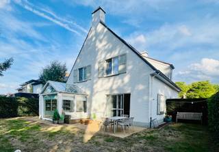 <p>Deze villa is gelegen in de directe omgeving van AZ Sint-Lucas, Daverlo, winkels, scholen, kinderboerderij en Gentpoort en werd doorheen de afgelopen 2 jaar grondig gerenoveerd met o.a.: nieuwe kwaliteitskeuken, badkamer met volledig nieuwe leidingen, nieuwe elektriciteit, zonnepanelen, nieuwe PVC ramen, nieuwe CV ketel,</p>
<p>Indeling: <br />Gelijkvloers: Inkom, vernieuwd gastentoilet, leefruimte met eetplaats en zithoek (houtcassette), uitbouw met extra veel lichtinval, nieuwe keuken met composiet werkblad, veel kastruimte en Siemens toestellen: inductiekookplaat, dampkap, oven, combi-oven, vaatwas, koelkast,.. Tot slot is er de garage met automatische poort. <br />Eerste verdieping: ruime nachthal, 4 slaapkamers (o.a. maatkasten), verneiuwd apart toilet en vernieuwde badkamer met douche en dubbel lavabomeubel. <br />Zolder: berzolder met mogelijkheden tot 2 extra slaapkamers mist plaatsing vaste trap boven huidige trap.</p>
<p>Buiten: oprit, voor- en zijtuin en achtertuin voorzien van een volledig nieuwe afsluiting.</p>
<p>Tot slot is de woning nog voorzien van elektrische Horman poort, ontkalker, aluminium luiken, alarminstallatie, ingemaakte kasten (Obumex), eiken parket, in 1996 werd het uitgebouwd en werden de leidingen in de leefruimte vernieuwd....</p>
<p>Contacteer Bonne Vastgoed 7 op 7 via 050/73.73.73 of info@bonnevastgoed.be voor meer info of bezoek ter plaatse.</p>