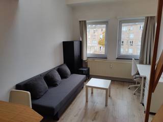 <p><strong><span>PAS D’ÉTUDIANTS</span></strong></p>
<p>Ce studio confortable et meublé est situé à l'arrière de l'immeuble, au deuxième étage de la Brouwersstraat. Grâce à cet emplacement calme, vous profiterez d'un cadre de vie agréable, tout en bénéficiant d'une bonne accessibilité.<br /><br />Le studio est baigné de lumière naturelle et aménagé de manière pratique. La kitchenette est équipée d'un réfrigérateur, d'un congélateur, d'un four et d'un four à micro-ondes. De plus, le studio dispose d'une table à manger, d'un canapé et d'un bureau avec une chaise de bureau, ce qui en fait un lieu idéal pour vivre confortablement, étudier ou travailler.</p>
<p><span>La mezzanine accueille l’espace nuit, avec une armoire encastrée offrant un espace de rangement supplémentaire. La salle de bains rénovée comprend une douche, un WC et un lavabo.</span></p>
<p><strong><span>Loyer et disponibilité<br /></span></strong><strong><span>- Loyer :</span></strong><span> 800 € par mois<br /></span><strong><span>- Provision :</span></strong><span> 60 € par mois pour l’eau et le chauffage<br /></span><strong><span>- Électricité et internet :</span></strong><span> à charge individuelle<br /></span><strong><span>- Disponibilité :</span></strong><span> immédiate</span></p>
<p><span>Vous recherchez un studio lumineux alliant calme et confort au quotidien ? N’hésitez pas à nous contacter pour obtenir plus d’informations ou organiser une visite !</span></p>