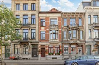 Aan de Herentalsebaan 50 in Deurne staat dit charmante herenhuis uit 1913, waar authentieke architectuur op elegante wijze samengaat met hedendaags wonen. Met een bewoonbare oppervlakte van circa 230 m² biedt deze woning uitzonderlijk veel ruimte en flexibiliteit. Momenteel ingedeeld als twee wooneenheden, werd het huis door de jaren heen zorgvuldig gerenoveerd, met oog voor tijdloze stijl en duurzaam, hoogwaardig wooncomfort. Bovendien zal de elektriciteit tegen de akte volledig conform worden gemaakt en werd de gevel recent volledig geschilderd met waterafstotende verf.<br /><br />Het gelijkvloers bestaat uit een gezellige leefruimte met een moderne keuken, die direct toegang geeft tot de zonnige, zuidgerichte tuin van circa 87 m². Hier kunt u in alle rust van het buitenleven genieten, ontspannen met vrienden of een plekje creëren voor uw hobby’s. Daarnaast is er een praktische, ingerichte wasruimte en een volwaardige badkamer.<br /><br />De eerste en tweede verdieping vormen de tweede wooneenheid, met drie ruime slaapkamers, een volledig uitgeruste keuken voorzien van hoogwaardige Siemens-toestellen en een nette badkamer met zowel douche als ligbad. Deze indeling biedt tal van mogelijkheden voor flexibel wonen.<br /><br />Het interieur straalt warmte en karakter uit, mede dankzij de mooie parketvloeren en de recent gezandstraalde trap, die de authentieke stijl van het pand accentueert. Dubbele beglazing en muurisolatie zorgen voor een EPC-label C, wat voor een woning van dit bouwjaar uitzonderlijk goed is. Twee centrale verwarmingsketels garanderen een efficiënte en comfortabele verwarming van beide wooneenheden. Extra bergruimte vindt u in de kelder van circa 60 m².<br /><br />Deze woning is een zeldzame kans voor wie droomt van een instapklaar, ruim en karaktervol herenhuis. Dankzij de ligging geniet u van een uitstekende bereikbaarheid, een perfecte combinatie van comfort, charme en praktische levensstijl.<br /><br />Bij interesse: 03 225 00 68 of mail naar laura@wellimmo.net