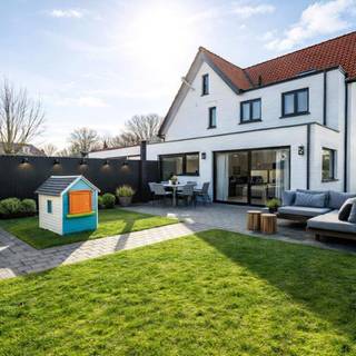 Bent u op zoek naar een woning die stijl, comfort en een toplocatie combineert? Dan is deze prachtige woning in de felbegeerde wijk "Vriesdonk" absoluut een aanrader!<br /><br />In de groene rand van Brasschaat, nabij het centrum en gelegen in de residentiële woonwijk Vriesdonk, bevindt zich deze recent en kwalitatief vernieuwde woning. De woning waar modern een leefcomfort samenvloeit met een prachtige natuurlijke omgeving werd in 2021 volledig gerenoveerd en beschikt over volgende indeling;<br /><br />Bij het betreden van de woning wordt u verwelkomd in een stijlvolle inkomhal met gastentoilet. De royale leefruimte met een oppervlakte van 50 m² baadt in het licht dankzij de grote raampartijen en straalt warmte en elegantie uit met haar prachtige parketvloer. Vanuit de woonkamer geniet u van een directe toegang tot het terras en de tuin – ideaal om binnen en buiten naadloos in elkaar te laten overvloeien.<br />Het absolute hart van deze woning is de open designkeuken. Een ware eyecatcher, compleet met een eeteiland en uitgerust met kwalitatief keukenapparatuur die uw culinaire avonturen zal verrijken. Aansluitend vindt u een praktische berging met wasplaats. <br />Een elegante trap leidt u naar de eerste verdieping, waar u twee ruime slaapkamers op parketvloer en de badkamer aantreft. De masterbedroom is voorzien van ingemaakte kasten en de stijlvolle badkamer is ingericht met een dubbel lavabomeubel, een toilet, een inloopdouche en een ligbad. Op de tweede verdieping bevindt zich een grote, volledig ingerichte kamer met ingemaakte kasten – perfect als slaapkamer, hobbyruimte of thuiskantoor.<br /><br />De tuin biedt een oase van rust en privacy met een mooi groen uitzicht. De voortuin beschikt over een automatische poort en een oprit. Achteraan geniet u van een ruim terras en een aangename tuin met tuinberging.<br /><br />In 2021 onderging deze woning een hoogwaardige en totale renovatie met aandacht voor duurzaamheid en energie-efficiëntie. Enkele van de vele pluspunten zijn:<br />- Nieuwe condenserende verwarmingsinstallatie <br />- Muur en dakisolatie<br />- Nieuwe ramen met hoogrendementsbeglazing <br />- Elektriciteit vernieuwd en conform tot 2045<br />- Grote kelder met veel bergruimte<br /><br />Een absolute aanrader voor wie stijlvol en zorgeloos wil wonen in een toplocatie.<br />Overtuig uzelf tijdens een bezoek ter plaatse!