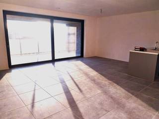 <p>Demandez votre visite sur info@optimusvastgoed.be !<br />À LOUER : appartement BEN de 2 chambres à Boekt !<br />Cet appartement BEN est situé au premier étage de ce nouveau complexe immobilier, dans un cadre paisible au cœur du centre-ville rénové et à circulation réduite de Boekt. Il est facilement accessible depuis les différentes autoroutes.<br />L'appartement est chauffé par une pompe à chaleur individuelle. Il comprend un hall d'entrée, un s toilettes séparées, un salon avec cuisine ouverte entièrement équipée, un débarras, 2 chambres et une salle de bains avec douche à l'italienne, ainsi qu'une spacieuse terrasse couverte.<br />Au sous-sol, il y a une place de parking et un débarras privatif.<br />Label EPC A, numéro de certificat 71070-G-2016N007326/EP07924/F637/D01/SD008<br />Charges fixes : 100 € par mois sans décompte annuel.<br />DISPONIBLE d'un commun accord. </p><p><span><span> </span></span></p>