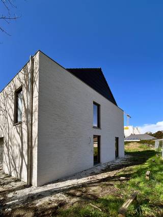 <h3><span>Une habitation moderne semi-ouverte, idéalement située et entièrement personnalisable selon vos souhaits</span></h3><p><span>Découvrez cette maison semi-ouverte et économe en énergie </span><span>, </span><span>située sur un beau terrain de </span><span>370 m²</span><span>, idéalement implantée le long d’une route très praticable reliant </span><span>Dendermonde</span><span>, </span><span>Anvers</span><span> et </span><span>Bruxelles</span><span>. Grâce à cette situation centrale, vous bénéficiez chaque jour d’une excellente accessibilité, tandis que toutes les commodités sont à portée de main.</span></p><p><span>Cette maison neuve respecte pleinement les normes énergétiques en vigueur et affiche un </span><span>niveau E de 30</span><span> et </span><span>un niveau S de 28</span><span>, ce qui garantit un cadre de vie confortable, durable et économe en énergie.</span></p><p><span>Les environs constituent un véritable atout pour les randonneurs et les amoureux de la nature. Profitez des magnifiques sentiers de randonnée le long de </span><span>l’Escaut</span><span>, où le calme et la nature occupent une place centrale. À quelques minutes seulement se trouve également l’emblématique </span><span>train à vapeur Dendermonde-Puurs</span><span>, une attraction unique pour petits et grands. Dans la ville voisine </span><span>de Dendermonde</span>,<span> vous trouverez un large choix de commerces, de restaurants, d’activités culturelles et de loisirs, idéal pour un mode de vie actif et agréable.</span></p><p><span>La maison présente un agencement pratique et bien pensé. Au rez-de-chaussée se trouvent un hall d’entrée, des toilettes pour invités, un spacieux espace de vie avec coin repas et coin salon, la cuisine et un débarras pratique. À l’étage, vous trouverez un couloir, une salle de bains et trois chambres à part entière. Le grenier offre en outre la possibilité d’être aménagé en une pièce supplémentaire à part entière.</span></p><p><span>La flexibilité de ce projet constitue un atout supplémentaire. Vous souhaitez un autre agencement ou d’autres finitions ? Pas de problème. Tant le plan que les finitions peuvent être entièrement adaptés à vos besoins personnels et à vos envies en matière d’habitat.</span></p><p><span>Ce prix très compétitif comprend :</span></p><ul><li><span>Une pompe à chaleur air-eau </span></li><li><span>Chauffage au sol au rez-de-chaussée et à l’étage </span></li><li><span>Frais de notaire </span></li><li><span>Frais d'enregistrement </span></li><li><span>Honoraires de l'architecte </span></li><li><span>TVA </span></li></ul><p><span>Cuisine non comprise</span><span>, afin que vous puissiez l'aménager entièrement selon vos goûts et votre budget.</span></p><p><span>Une occasion unique de réaliser une maison neuve économe en énergie dans un emplacement exceptionnel, entièrement adaptée à vos besoins en matière de logement. Contactez-nous dès aujourd’hui pour obtenir plus d’informations ou un entretien sans engagement.</span></p>