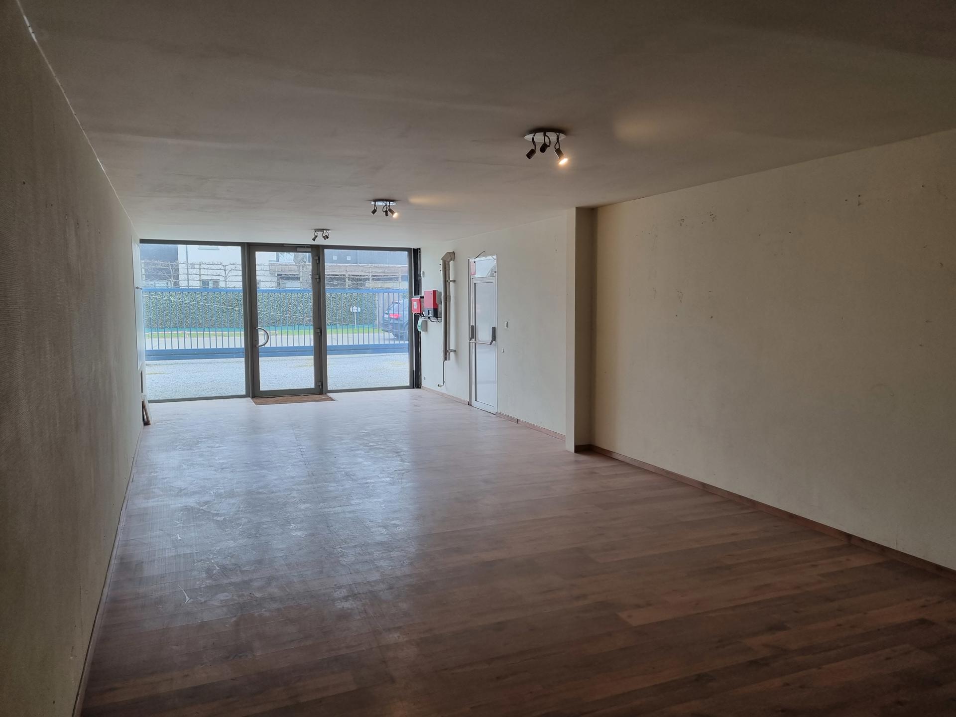 TE HUUR: bedrijfsgebouw van 1200m² met kantoren - foto 4